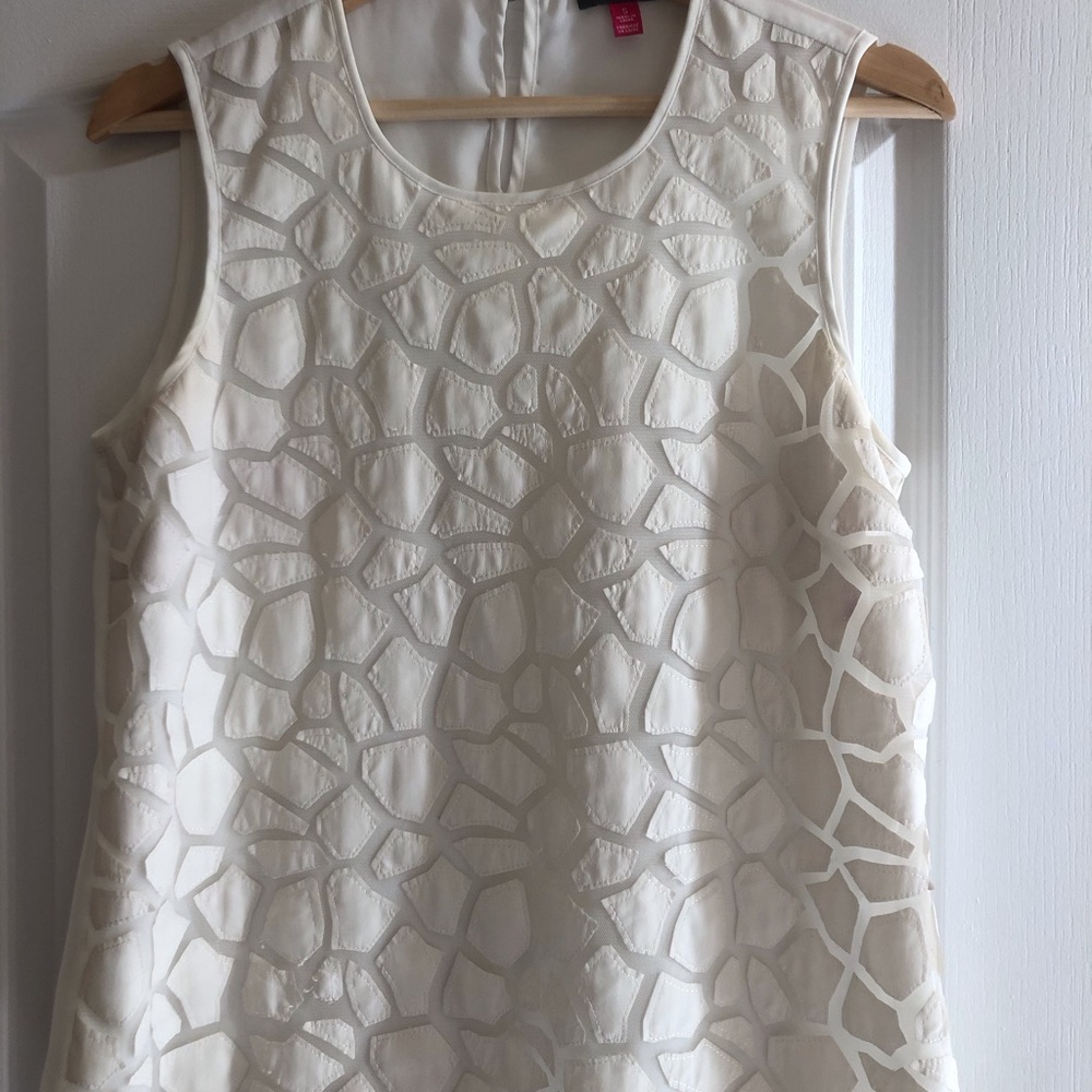 Sale! 🌟 Vince Camuto white top w white appliqués 💋